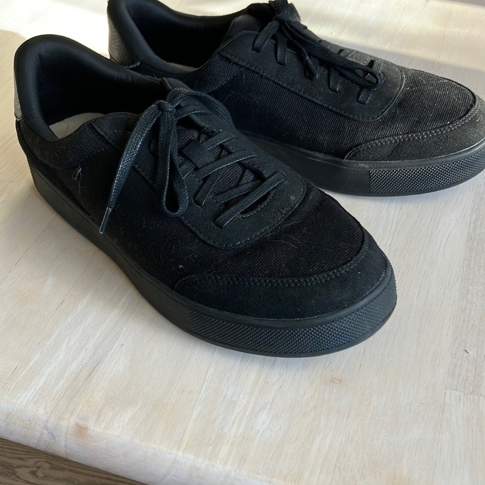Kizik all black sneakers